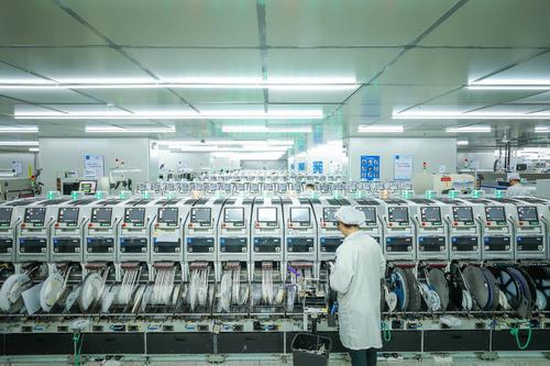 解鎖新技能 vivo升降式攝像頭竟能擰開瓶蓋，網友直呼太彪悍